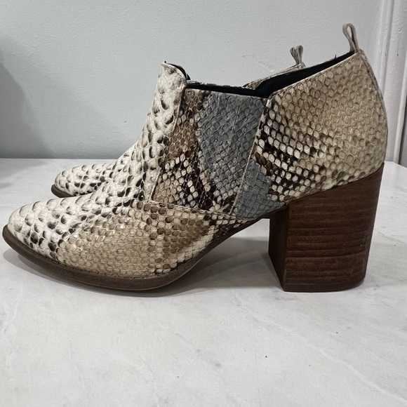 Petty beige/white snakeskin ankle boots in size 7 - Picture 5 of 6